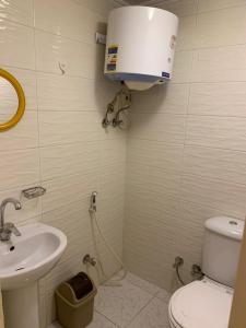 A bathroom at Prime location 2 bed rooms Apartment , near the Nile & Cairo Center