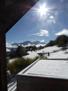 vistas al techo cubierto de nieve de una casa en Chalet avec grand jardin en Chartreuse Alpes, en Miribel-les-Échelles