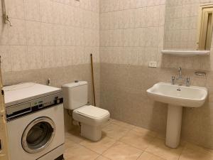 A bathroom at Prime location 2 bed rooms Apartment , near the Nile & Cairo Center Még 34 kép