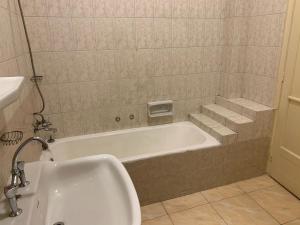 A bathroom at Prime location 2 bed rooms Apartment , near the Nile & Cairo Center