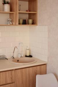 um lavatório de casa de banho com uma vela no balcão em Домик 1 Kok Tobe Village em Almaty mais 19 fotografias