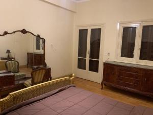 A bed or beds in a room at Prime location 2 bed rooms Apartment , near the Nile & Cairo Center