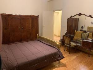 A bed or beds in a room at Prime location 2 bed rooms Apartment , near the Nile & Cairo Center