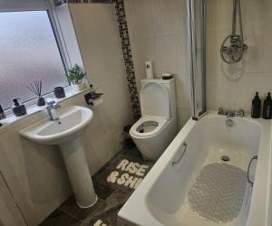 A bathroom at Aldwych house, For Holidays, Contractors & Relocation, Free Parking & Wi-Fi