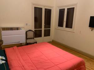 A bed or beds in a room at Prime location 2 bed rooms Apartment , near the Nile & Cairo Center