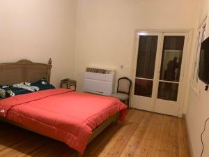 A bed or beds in a room at Prime location 2 bed rooms Apartment , near the Nile & Cairo Center