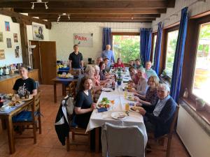 un gruppo di persone seduti a un tavolo in un ristorante di Kiek Inn a Hitzacker