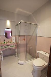 une salle de bain avec douche et toilettes dans l'établissement Villa Ana María Cuenca-Hotel, à Chaullamba 21 autres photos