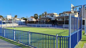Tenis alebo squash v ubytovaní SES ONES with sea views alebo jeho okolí