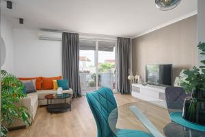 a living room with a couch and a tv at Apartment DaNka in Vodice
