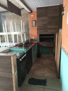 uma cozinha com um lavatório e uma bancada em Espaço com piscina em Sorocaba