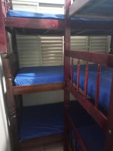 ソロカーバにあるEspaço com piscinaの二段ベッド2組が備わる客室です。