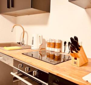 Stylish Apartment with Beautiful Ambiance في كولونيا: مطبخ مع كونتر توب مع رف سكين