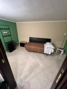 1 dormitorio con 1 cama y suelo de baldosa en Piazzetta 42 Holiday Room, en Trani