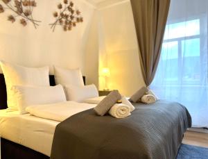 ein Schlafzimmer mit einem Bett mit zwei ausgestopften Tieren darauf in der Unterkunft Boutique Apartment • Zentrum • Netflix • Parkplatz in Bad Schandau