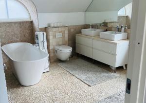 Un baño de Luxury Beachapartment