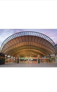 Sydney Olympic Park Walk to Aquatic Centre and Stadium في سيدني: شكل المبنى الخارجي