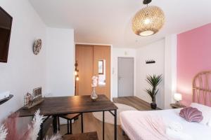 ein Wohnzimmer mit einem Esstisch und ein Schlafzimmer in der Unterkunft Nouveau - Le CityScape - Petite Venise in Colmar + 6 Fotos