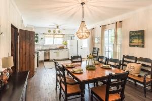 - une cuisine et une salle à manger avec une table et des chaises dans l'établissement Creek House at HollyOaks on the Marsh, à Savannah