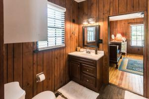 La salle de bains est pourvue d'un lavabo et d'un miroir. dans l'établissement Creek House at HollyOaks on the Marsh, à Savannah