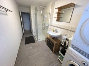 ein Bad mit einem Waschbecken und einer Dusche in der Unterkunft Ferienwohnung zur Birke in Neuhausen ob Eck