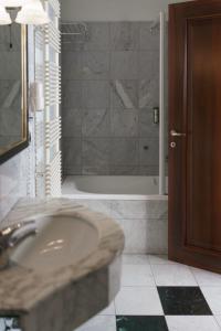 W łazience znajduje się umywalka i prysznic. w obiekcie Hotel Villa Policreti w mieście Castello dʼAviano