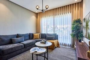 un salon avec un canapé et une table dans l'établissement Sleek and Modern 2-Bed Unit in Downtown Casa, à Casablanca