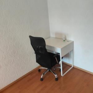 a desk with a chair next to a white desk at MO HOME24 in Cologne