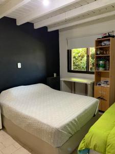 una camera con un grande letto e una finestra di Mi lugar a San Carlos de Bariloche