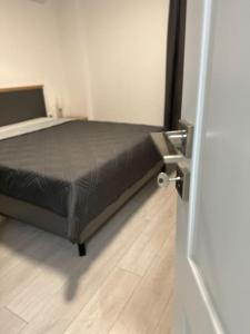 - une chambre avec un lit et du parquet dans l'établissement DA apartments, à Varna