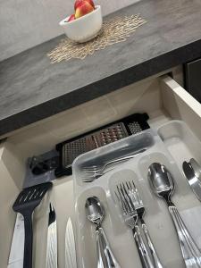 - un tiroir avec des ustensiles en argent dans la cuisine dans l'établissement DA apartments, à Varna