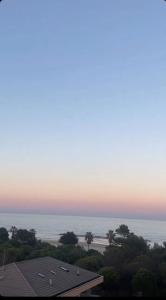 vista para a praia e para o oceano ao pôr-do-sol em Blue Note Apartment em Montesilvano