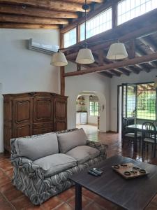 sala de estar con sofá y mesa en Casona de coria en Luján de Cuyo