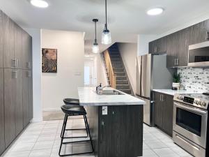 Η κουζίνα ή μικρή κουζίνα στο Spacious 4-Bedroom Home, Comfortably Sleeps 10