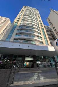 um grande edifício alto com escadas em frente em HOTEL PERDIZES - FLAT Executivo - 504 em São Paulo