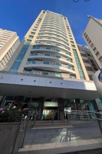 ein großes Hochhaus mit Treppe davor in der Unterkunft HOTEL PERDIZES - FLAT Executivo - 504 in São Paulo