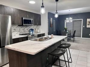 Η κουζίνα ή μικρή κουζίνα στο Spacious 4-Bedroom Home, Comfortably Sleeps 10 +22 φωτογραφίες