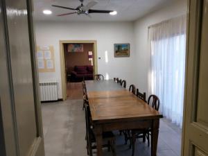 - une salle à manger avec une table et des chaises en bois dans l'établissement Casa Remunda, à Torregrosa