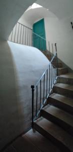 un escalier avec une porte verte dans un bâtiment dans l'établissement Casa Remunda, à Torregrosa