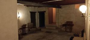 une pièce vide avec une table et une fenêtre dans l'établissement Casa Remunda, à Torregrosa