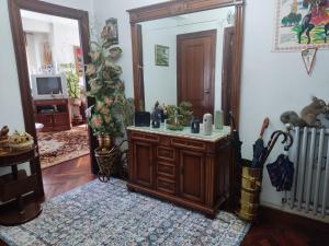 un soggiorno con armadio in legno e radiatore di Casa Jesús a Sarria