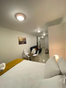 ein Schlafzimmer mit einem Bett und ein Wohnzimmer in der Unterkunft Luxurious Millennium, uMhlanga Durban in Durban