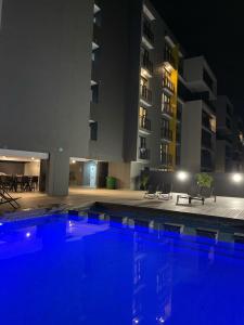 ein Schwimmbad vor einem Gebäude in der Nacht in der Unterkunft Luxurious Millennium, uMhlanga Durban in Durban