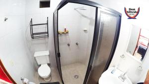 La salle de bains est pourvue d'une cabine de douche et de toilettes. dans l'établissement KAHLO habitacion#1, à Guanajuato