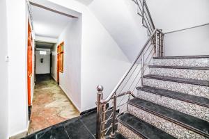 una escalera en una casa con escalera en OYO Rama Utsav en Gwalior