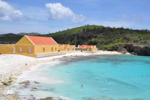 um edifício numa praia com água azul em Casita de Rincon 1 em Hato