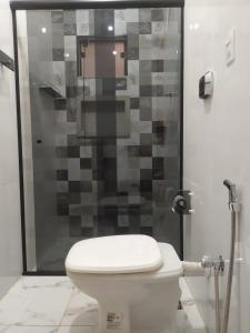 a bathroom with a toilet and a shower at Novo Horizontes in São João del Rei