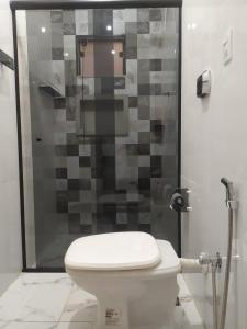 un bagno con wc e doccia di Novo Horizontes a São João del Rei