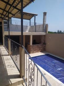 uma varanda de uma casa com piscina em Novo Horizontes em São João del Rei