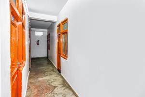 un pasillo vacío con una puerta y una habitación en OYO Rama Utsav en Gwalior